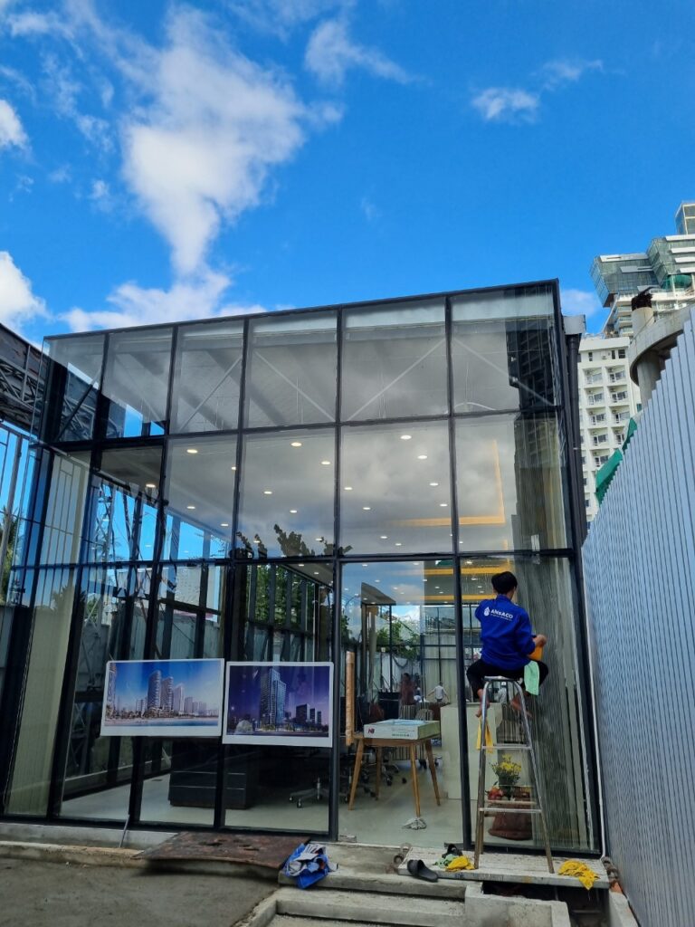 Lau kính nhà cao tầng – Tự làm hay thuê dịch vụ chuyên nghiệp