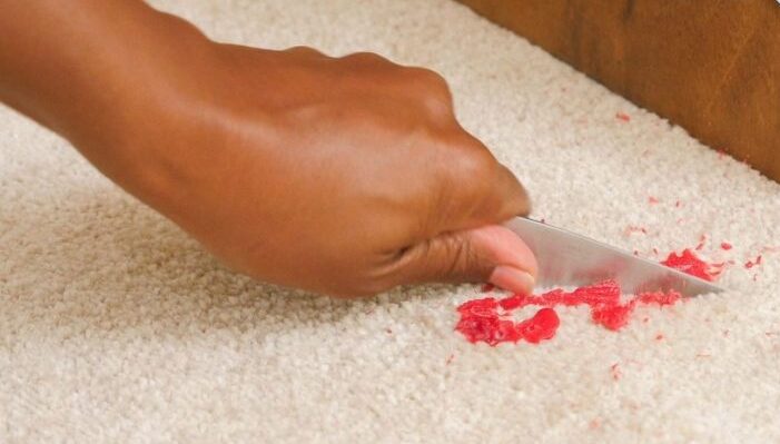 Cách tẩy sáp nến trên thảm – Cạo bỏ sáp nến đã bị khô và thu gom mảnh vụn
